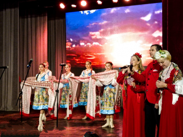 25 ноября зональный этап XXXIV краевого фестиваля фольклора и национальных культур «Золотое яблоко» проходит в МБУ «Районный Дом культуры» г. Белореченска.